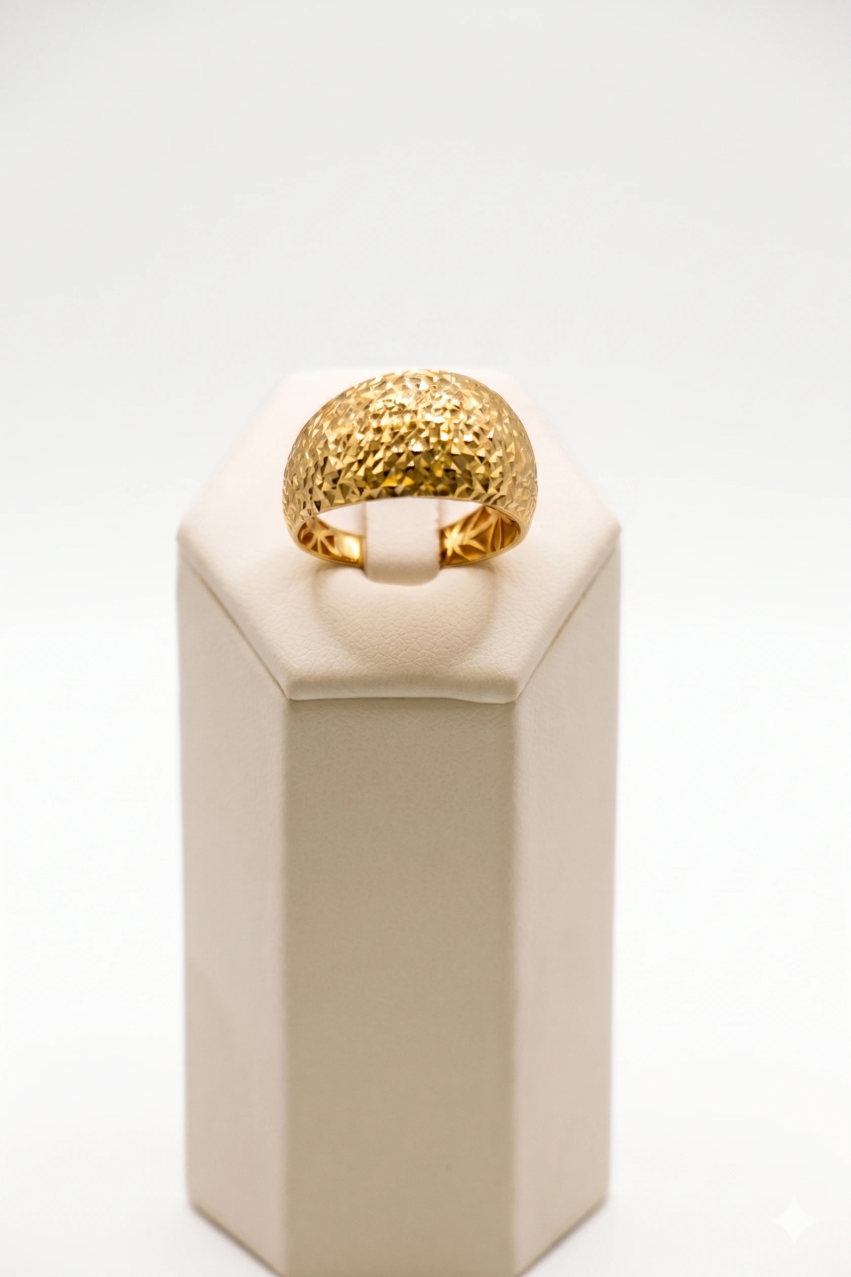 Anello sfaccettato in oro giallo 18 Kt
