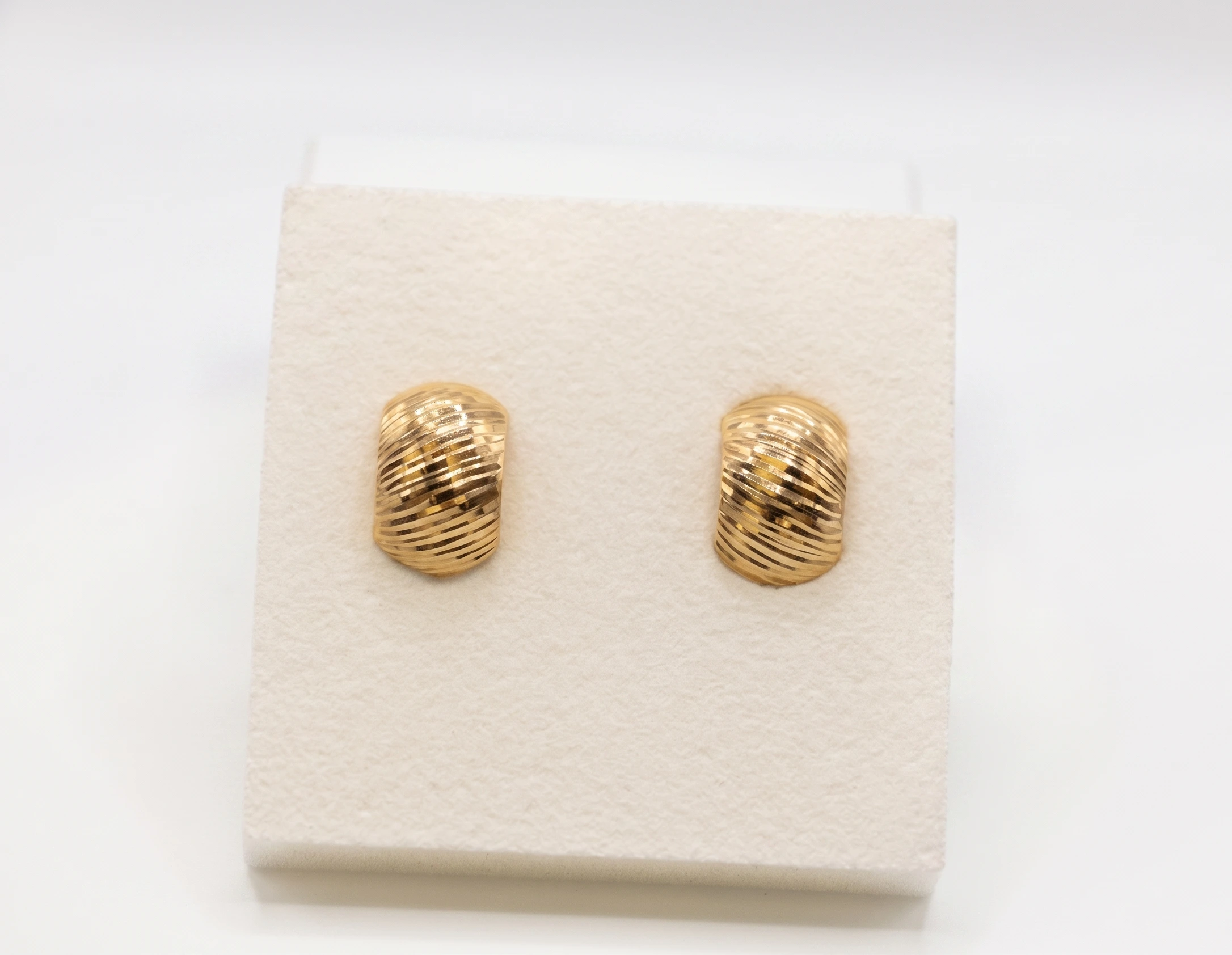 Orecchini con chiusura clips in oro giallo 18 Kt