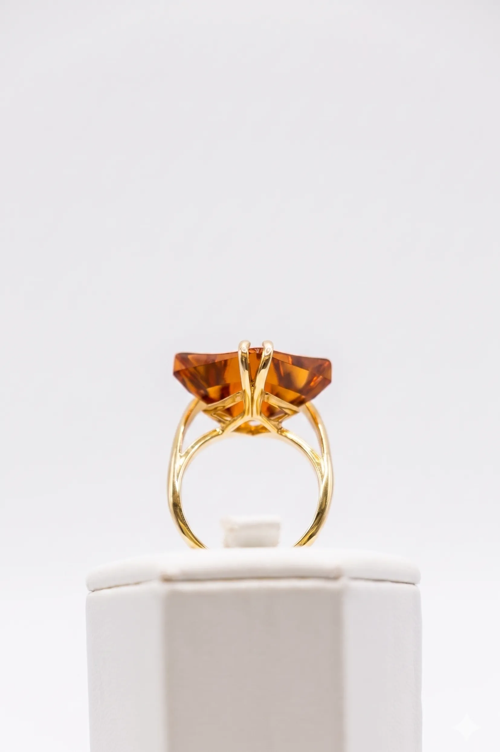 Anello con diamanti e topazio giallo